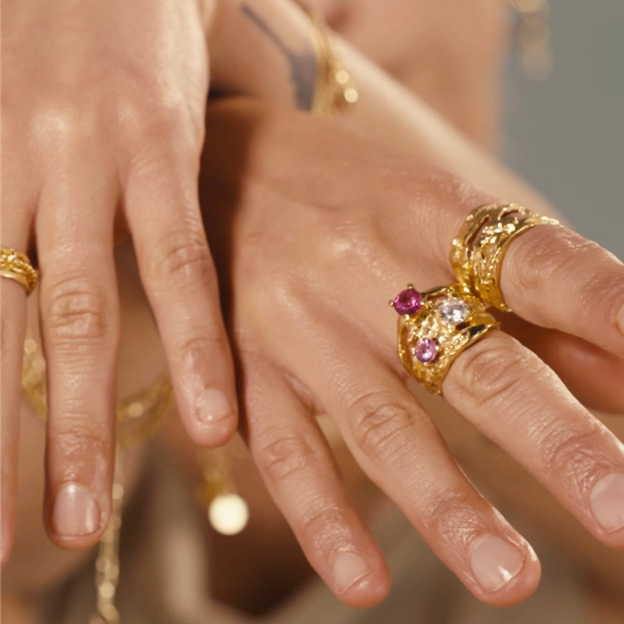 hringur með cz steinum gylltur