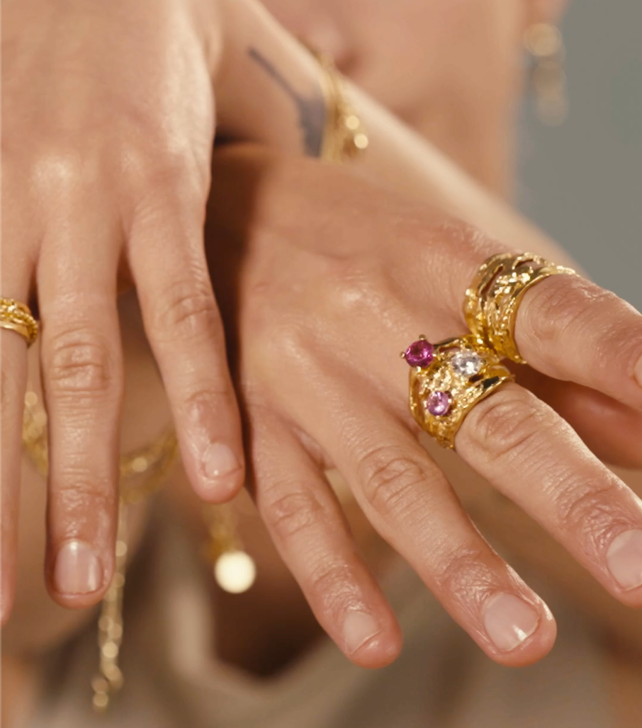 hringur með cz steinum gylltur