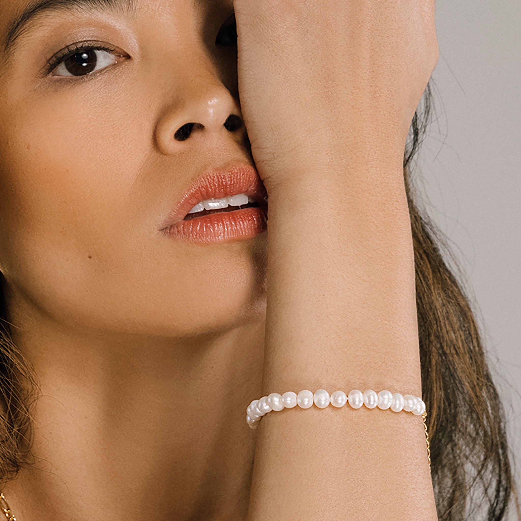 perluarmband silfur og gyllt