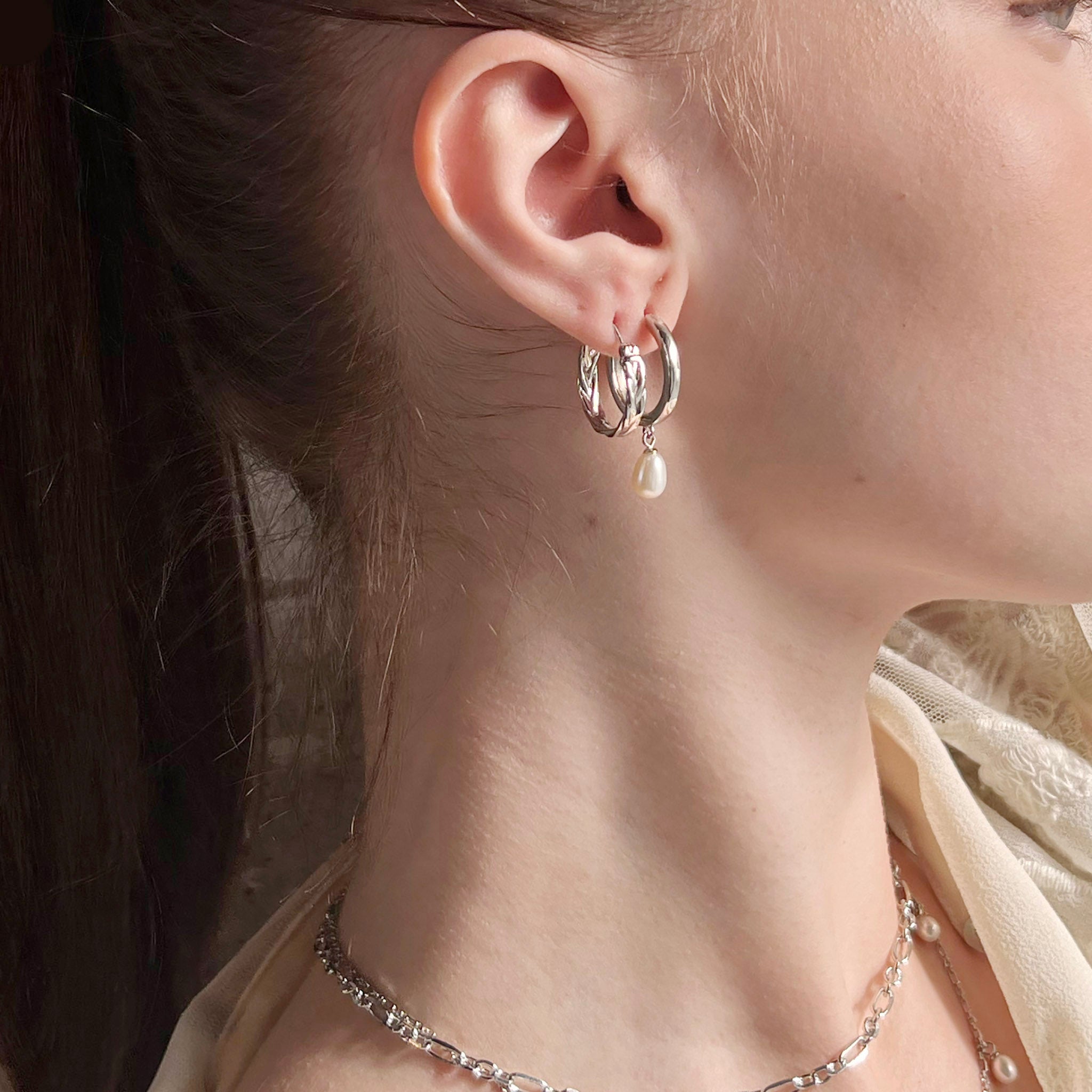 eyrnalokkar með perlu og fiskiflétta eyrnalokkar