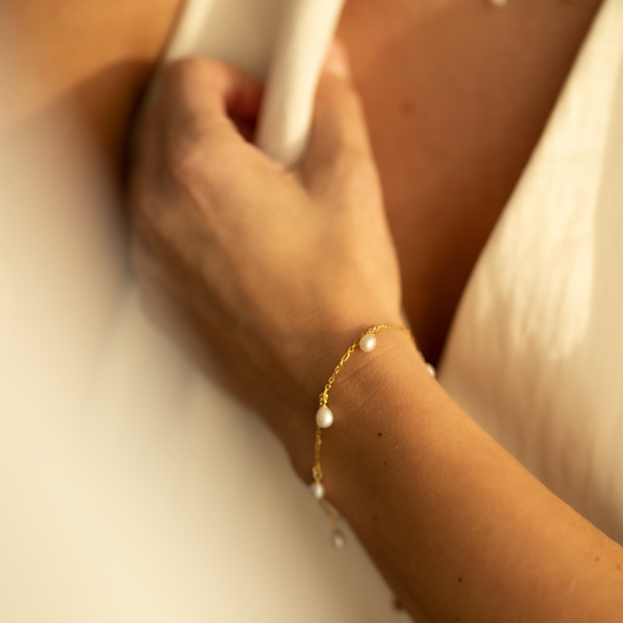 armband með fimm perlum gyllt