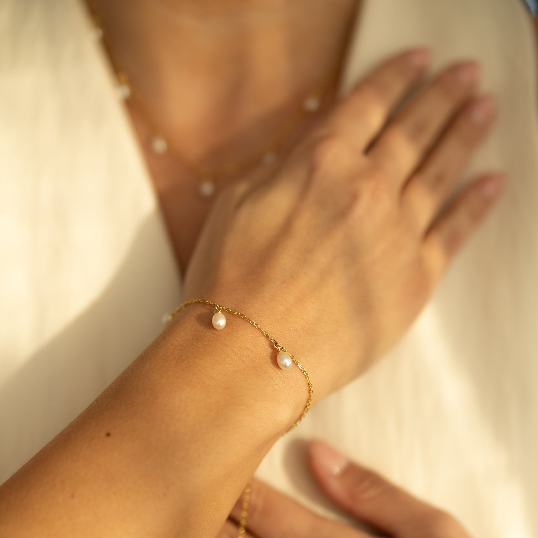 armband með þremur perlum gyllt