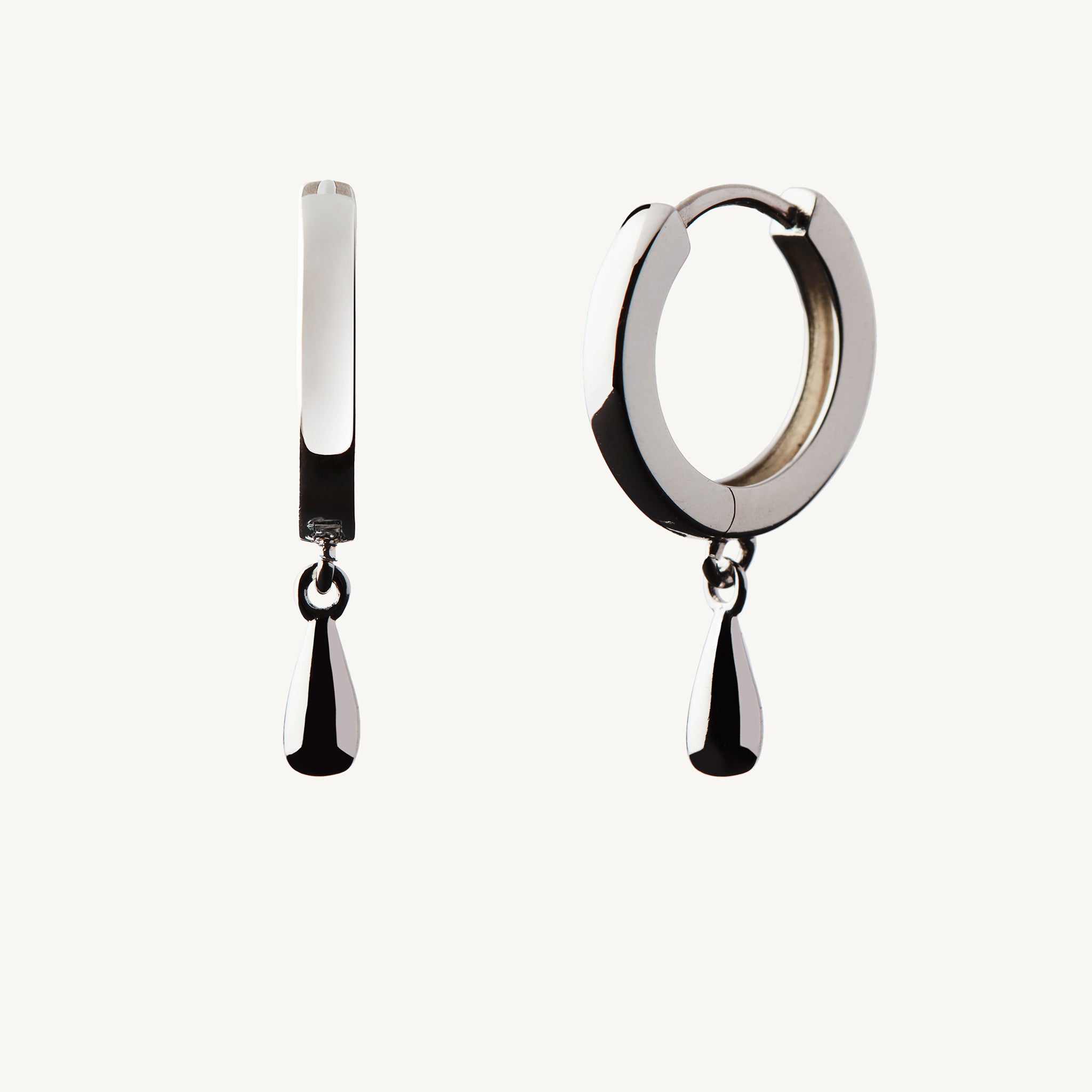 Eyrnalokkar með hangandi silfurdropa