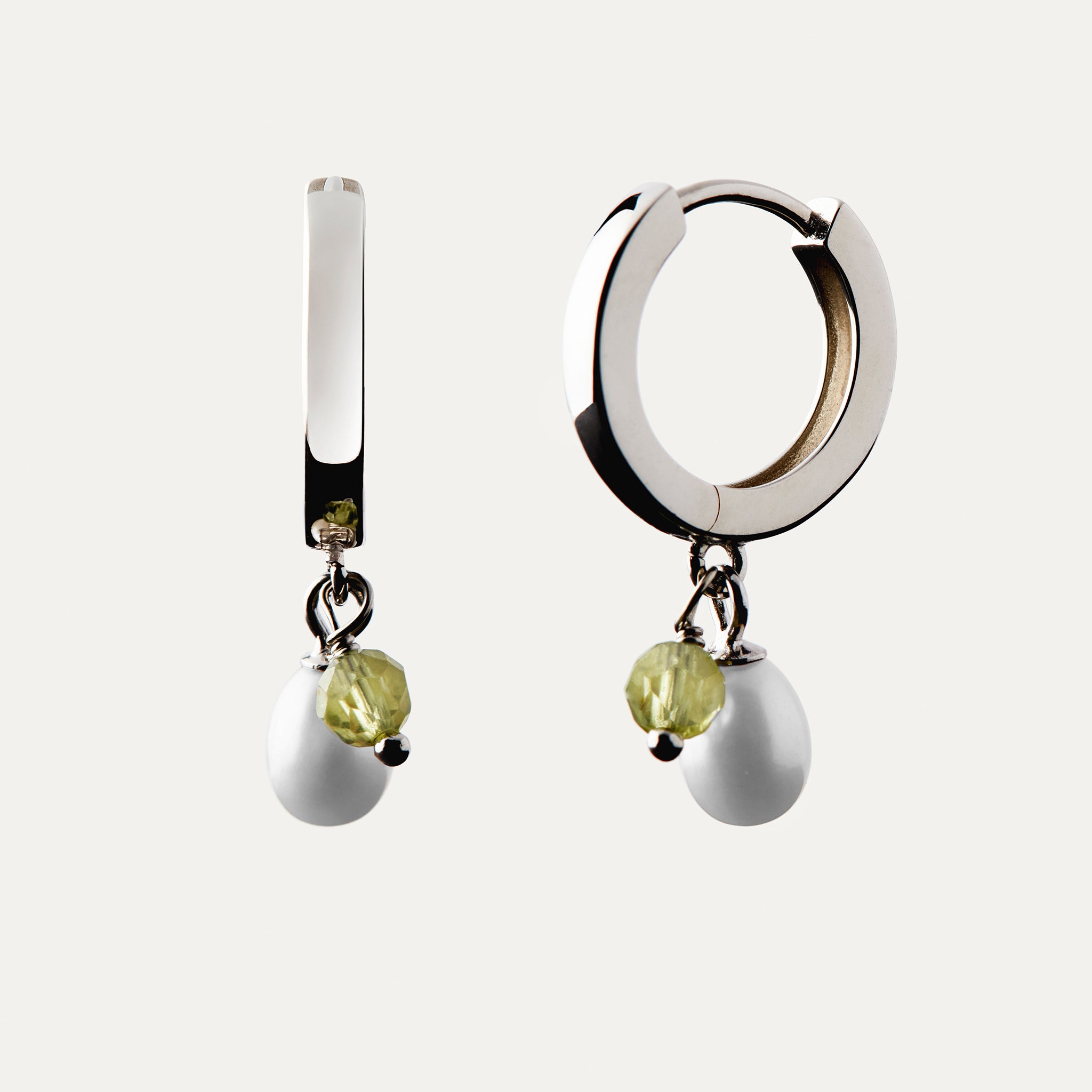 eyrnalokkar með perlu og náttúrustein