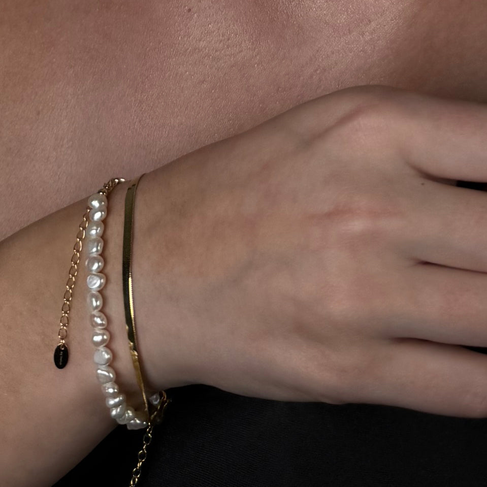 Armbönd gyllt og perlur