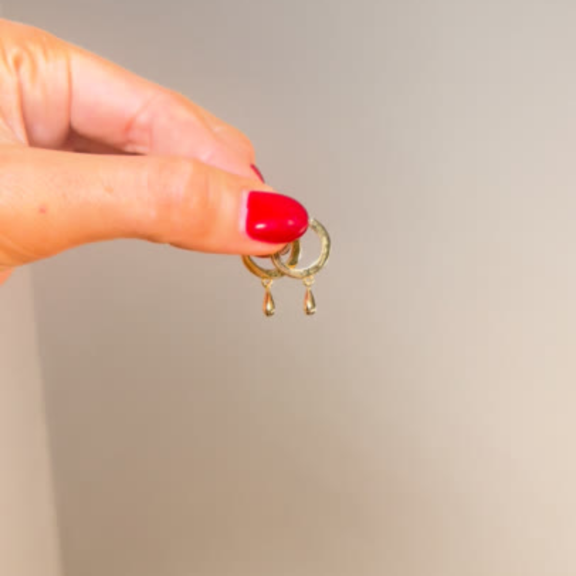 eyrnalokkar með hangandi fropum gylltir