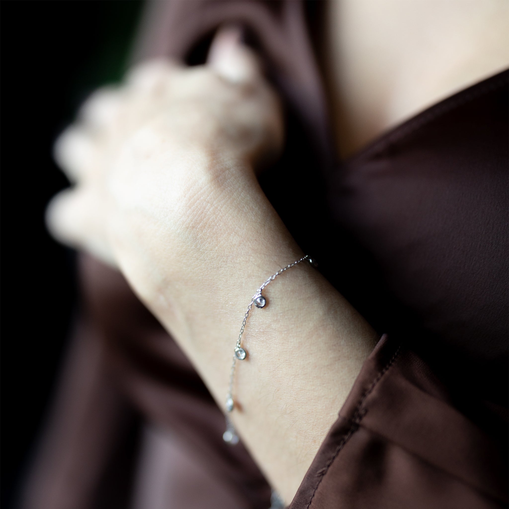 Armband með mörgum steinum