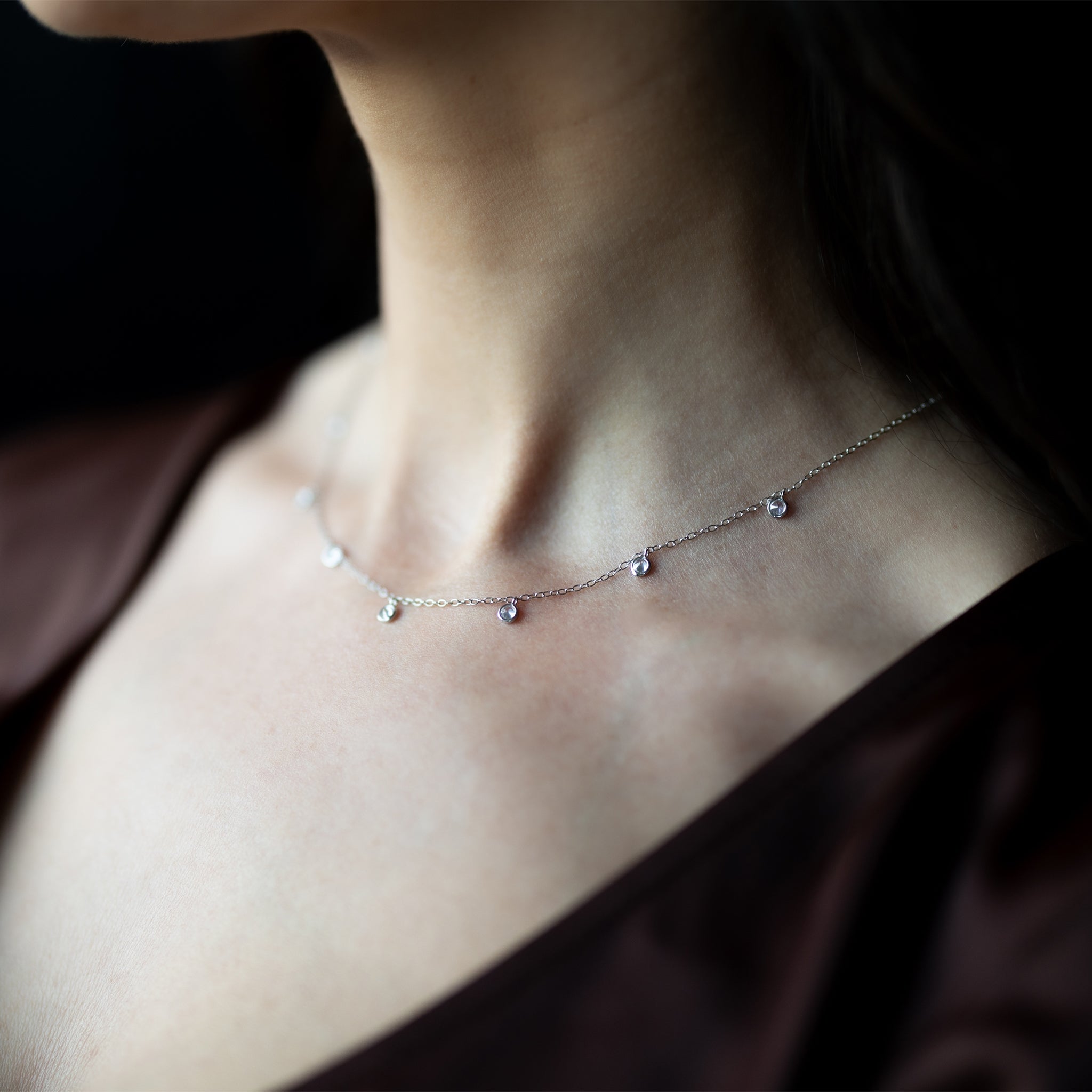 Hálsfesti með mörgum steinum