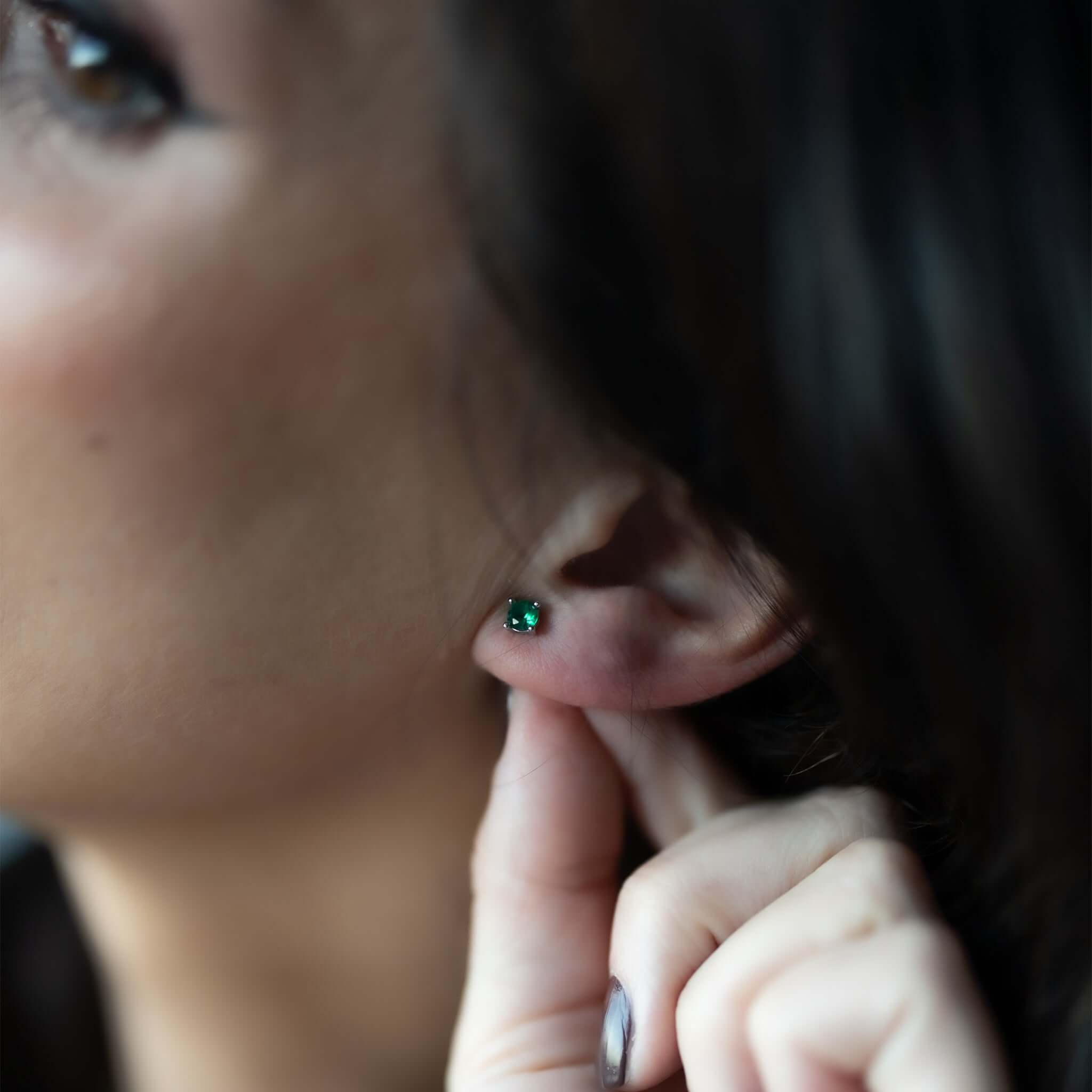 eyrnalokkar studs með stein gylltir