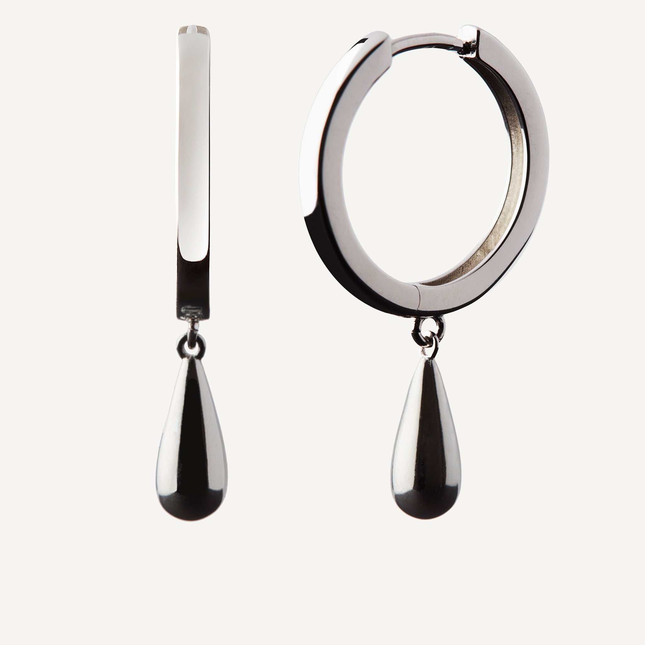 Eyrnalokkar með hangandi silfurdropa