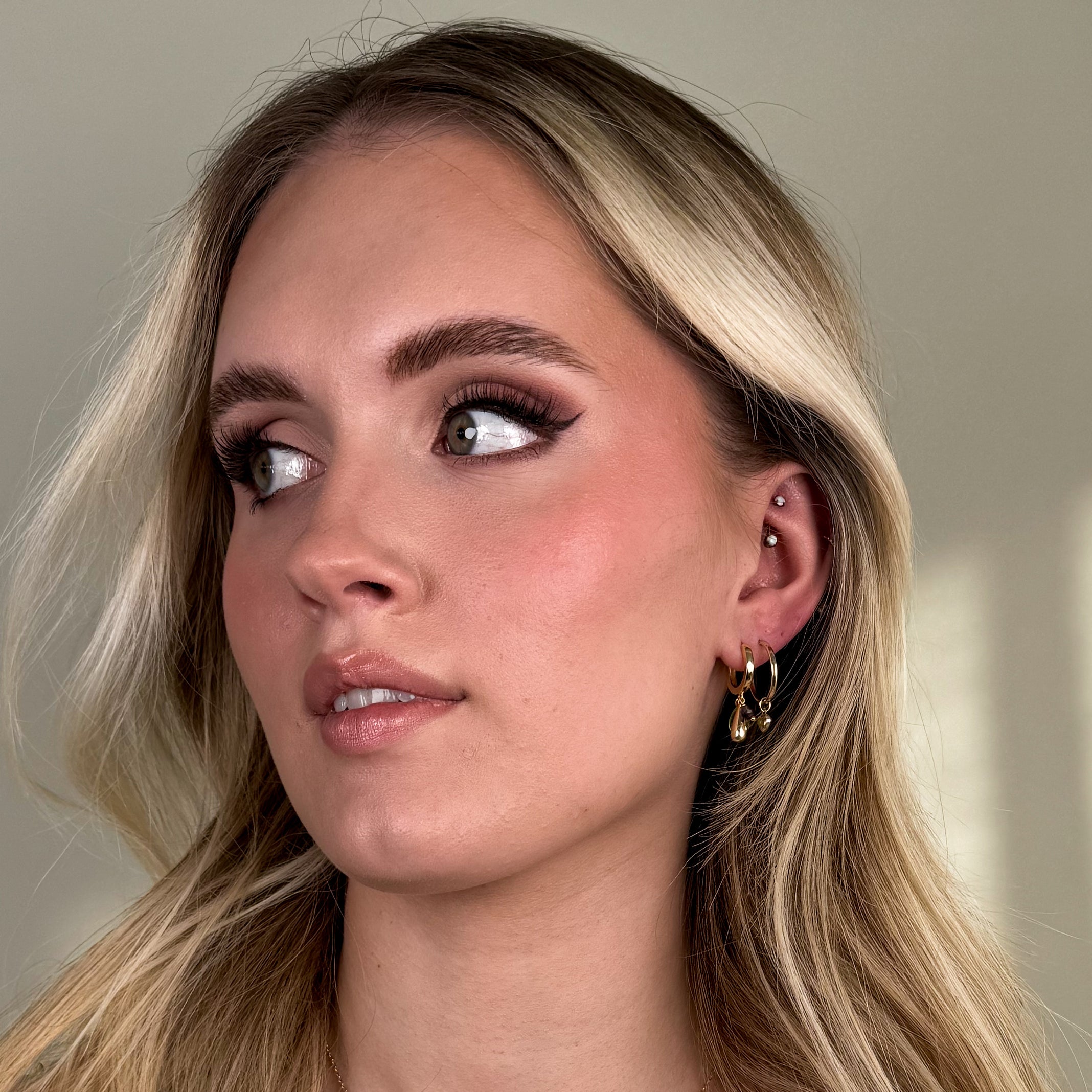 eyrnalokkar gylltir stilla dropar