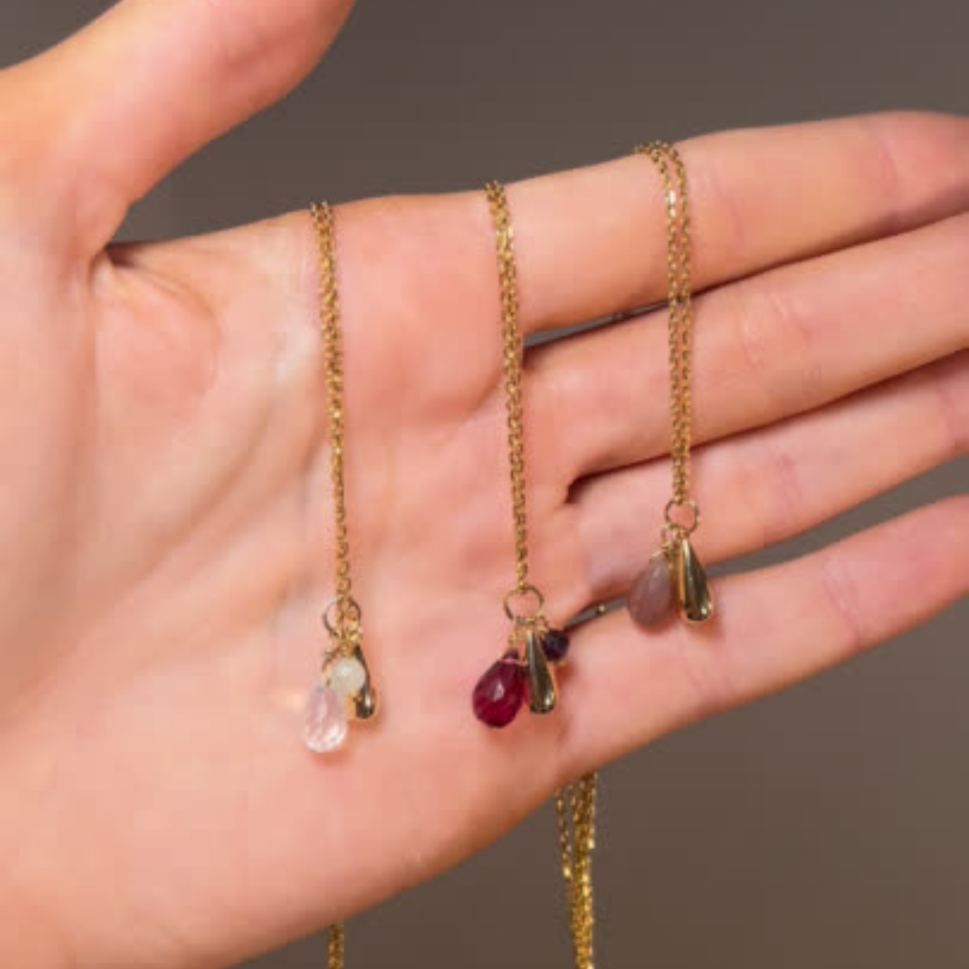 hálsmen með dropa og náttúrusteinum