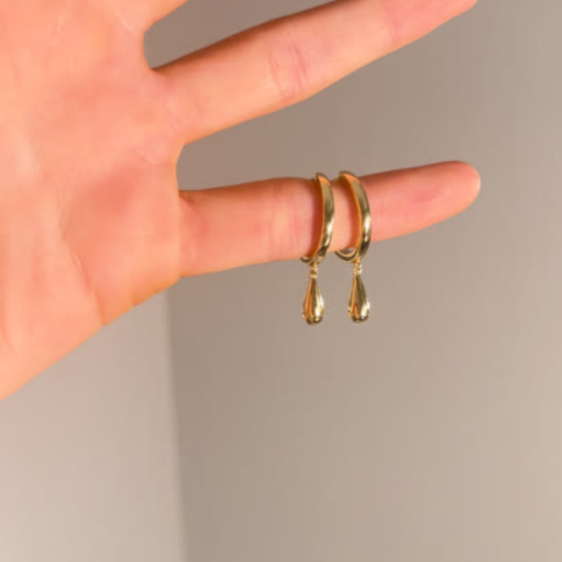 eyrnalokkar með hangandi dropa gylltir