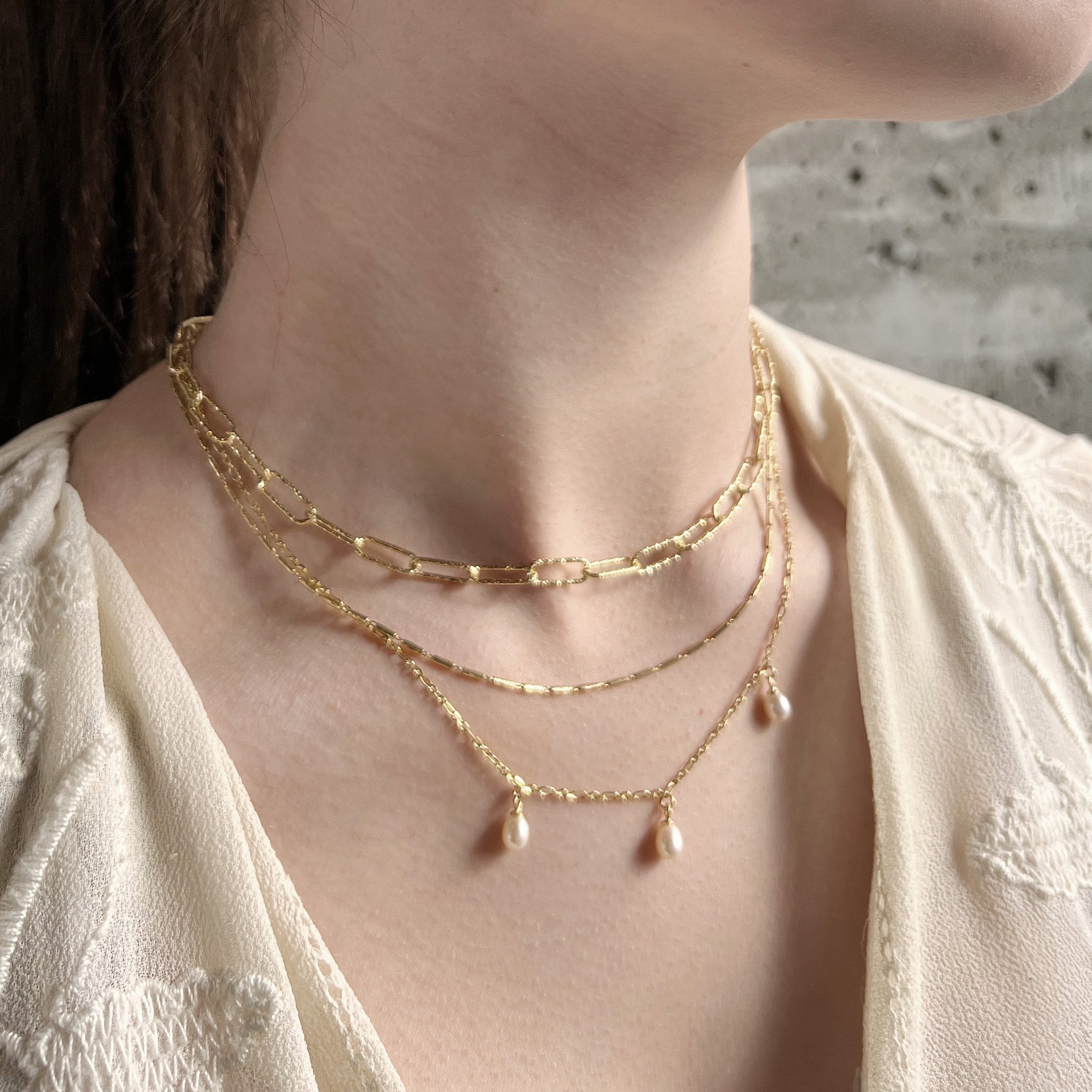 hálsmen með þremur perlum gyllt