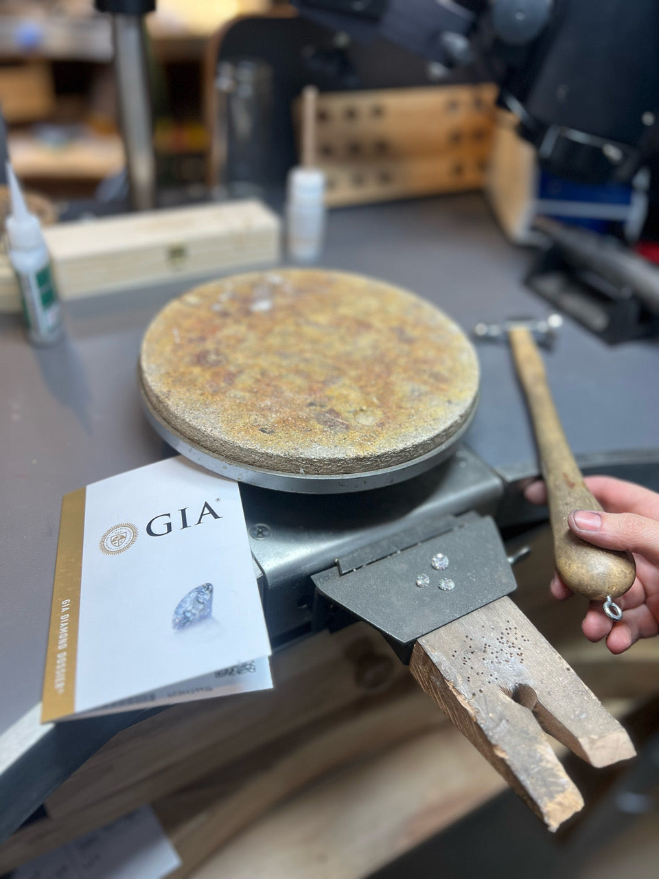 Hvort á að velja náttúrulegan eða manngerðan demant?